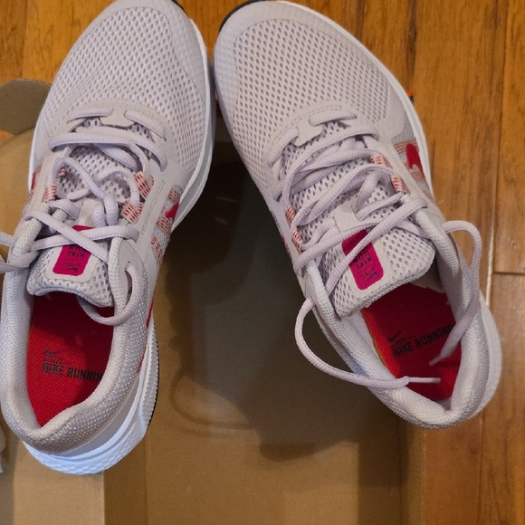 Nike Run Swift 2 in Vibrant Orange Box - Picture 4 of 6